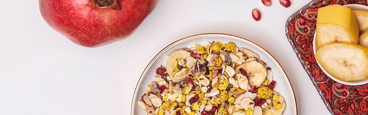 Würziges Müsli mit Kurkuma und exotischen Früchten