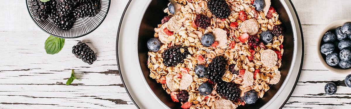 Granola mit Brombeeren, Himbeeren und Chia-Samen