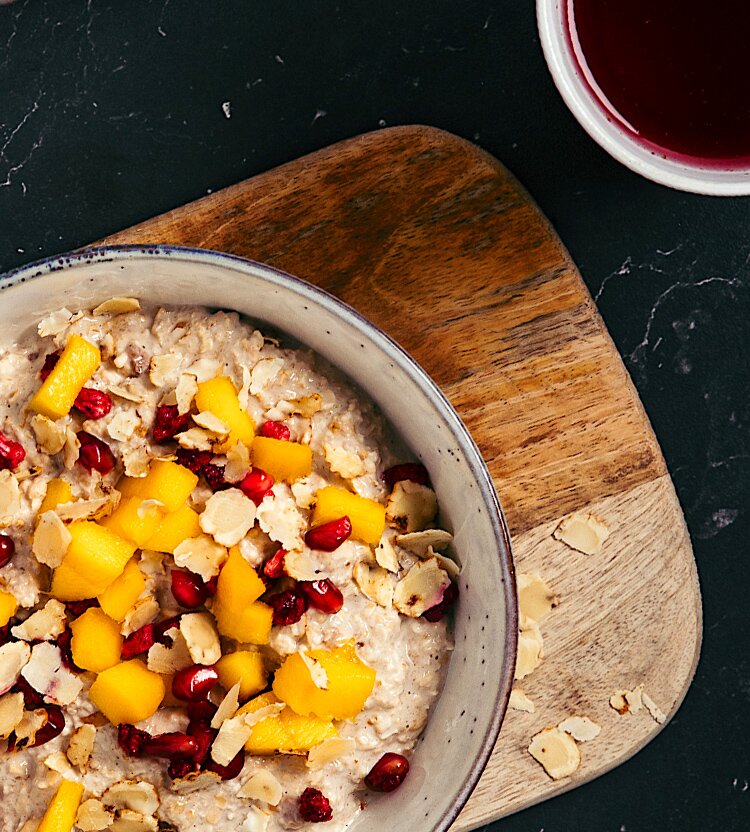 Selbstgemachter Haferbrei mit tropischen Früchten