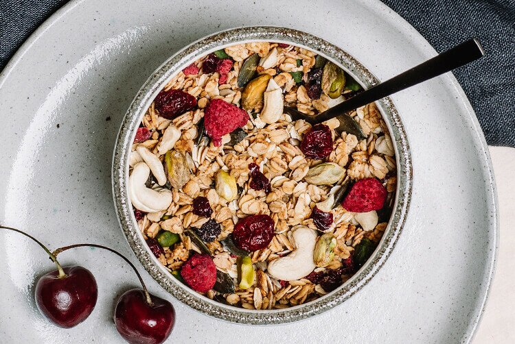 Granola erhält beim Backen eine dezente süße.