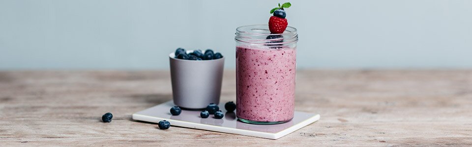 Dank frischen Früchten, Kokosmilch und Paleo-Müsli entsteht ein köstlicher Paleo-Smoothie